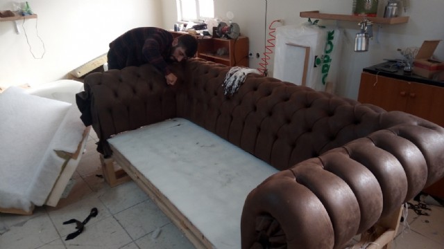 Chesterfield Sofa Herstellung: Spezielle Anfertigung Von Maßgeschneiderten Designstücken